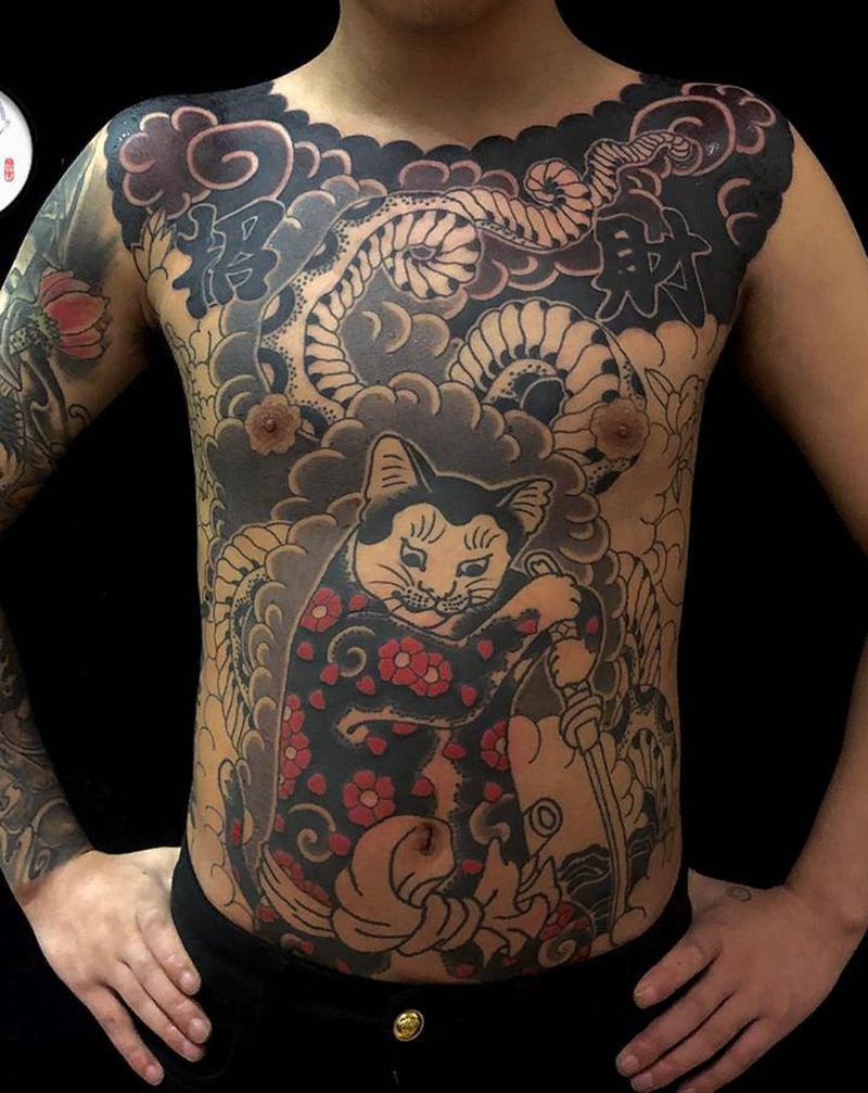 猫纹身图片_腹部胸部老传统纹身图案