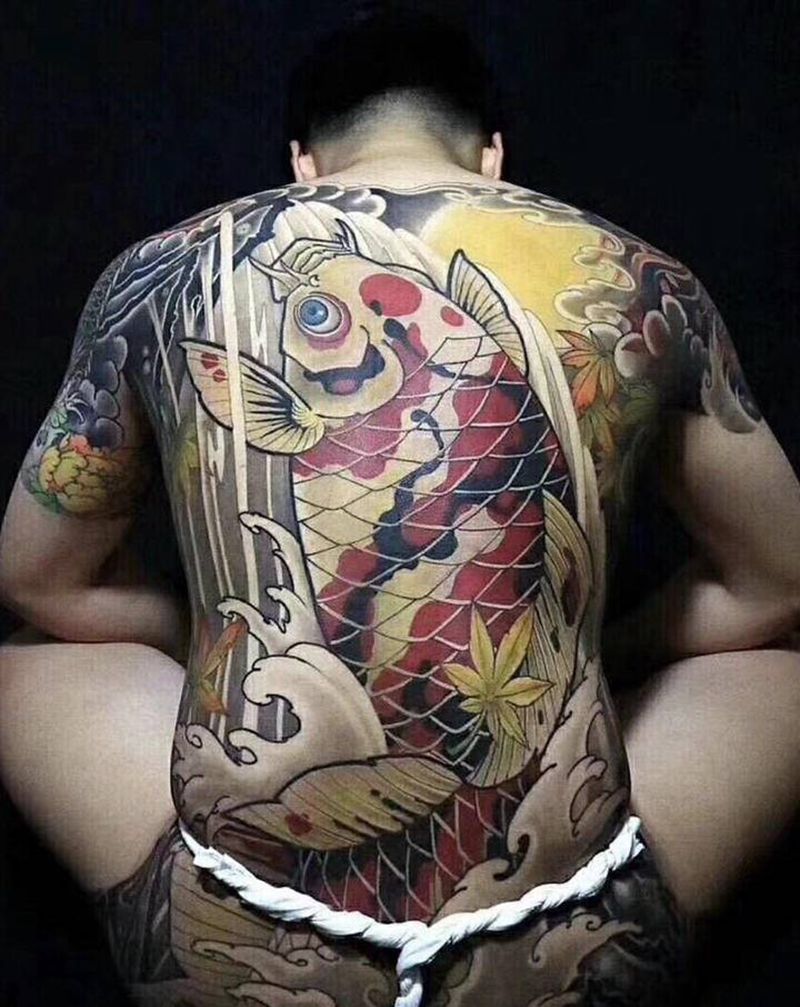 满背鲤鱼纹身图片_背部老传统新传统纹身图案