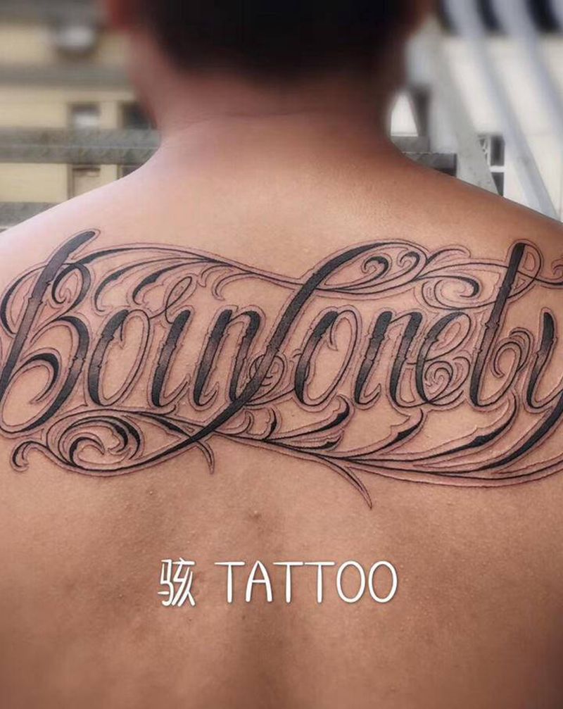 Born Lonely纹身图片_背部花体字纹身图案