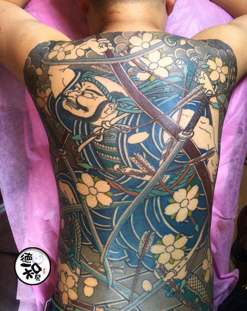 未完纹身图片_背部老传统纹身图案