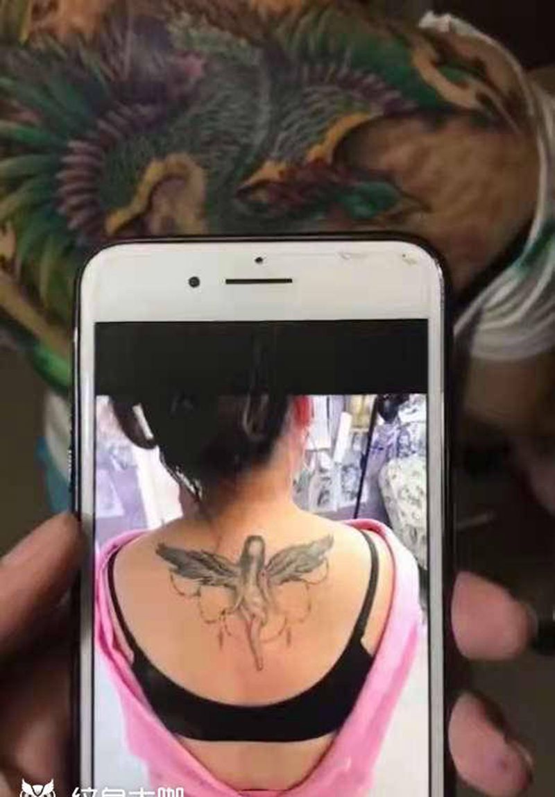 遮盖作品纹身图片_颈部背部新传统纹身图案
