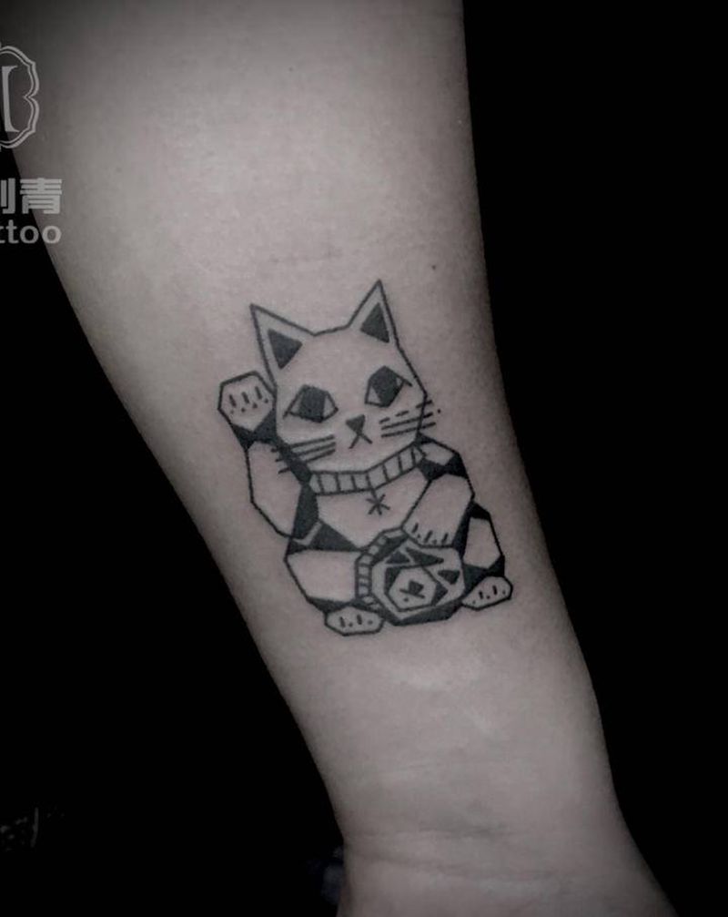 招财猫纹身图片_手臂几何纹身图案