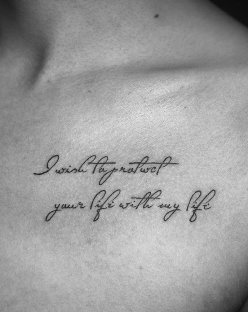 字母纹身图片_胸部小清新纹身图案