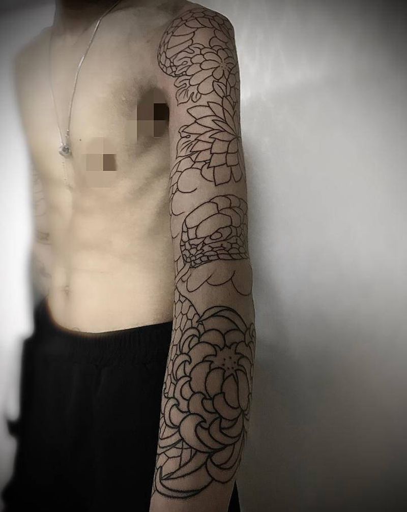 花臂蛇盘菊线条进度66.66%纹身图片_手臂老传统纹身图案