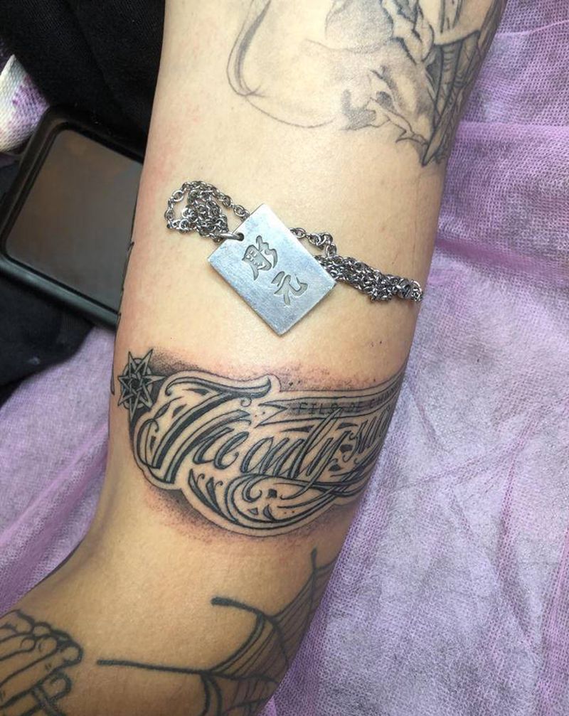 大臂是前面扎的纹身图片_手臂水墨纹身图案