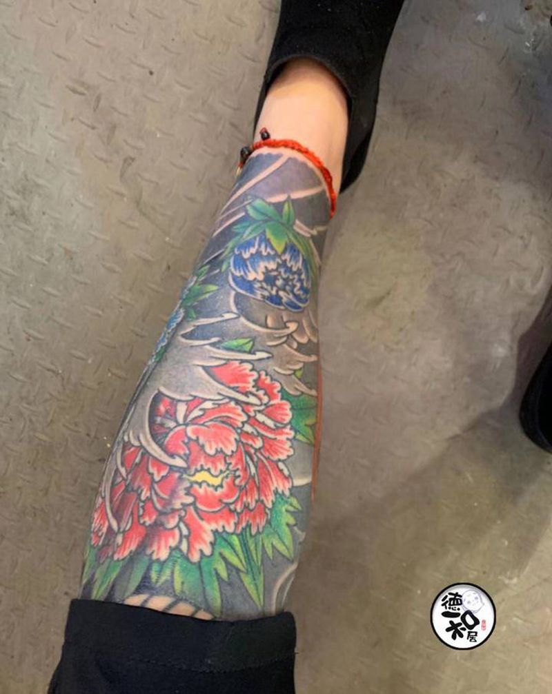 牡丹纹身图片_腿部新传统纹身图案