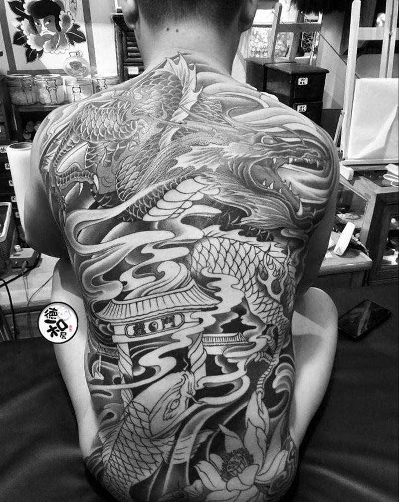 未完纹身图片_背部新传统纹身图案