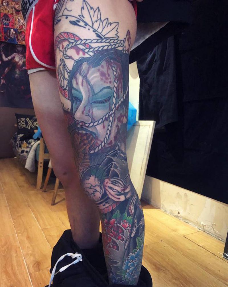 花腿蛇盘生首纹身图片_腿部老传统纹身图案