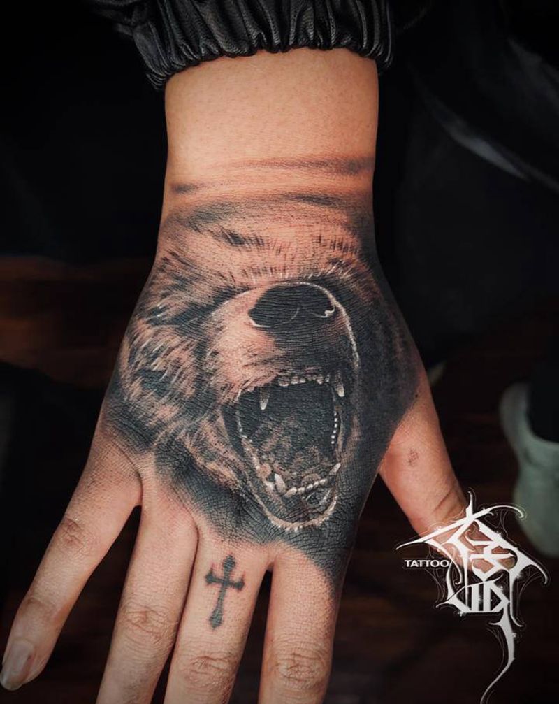 熊纹身图片_手部欧美写实纹身图案