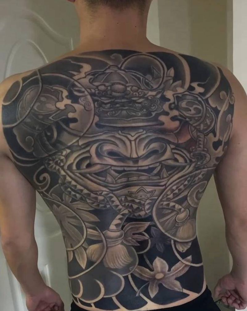 武士满背纹身图片_背部新传统纹身图案