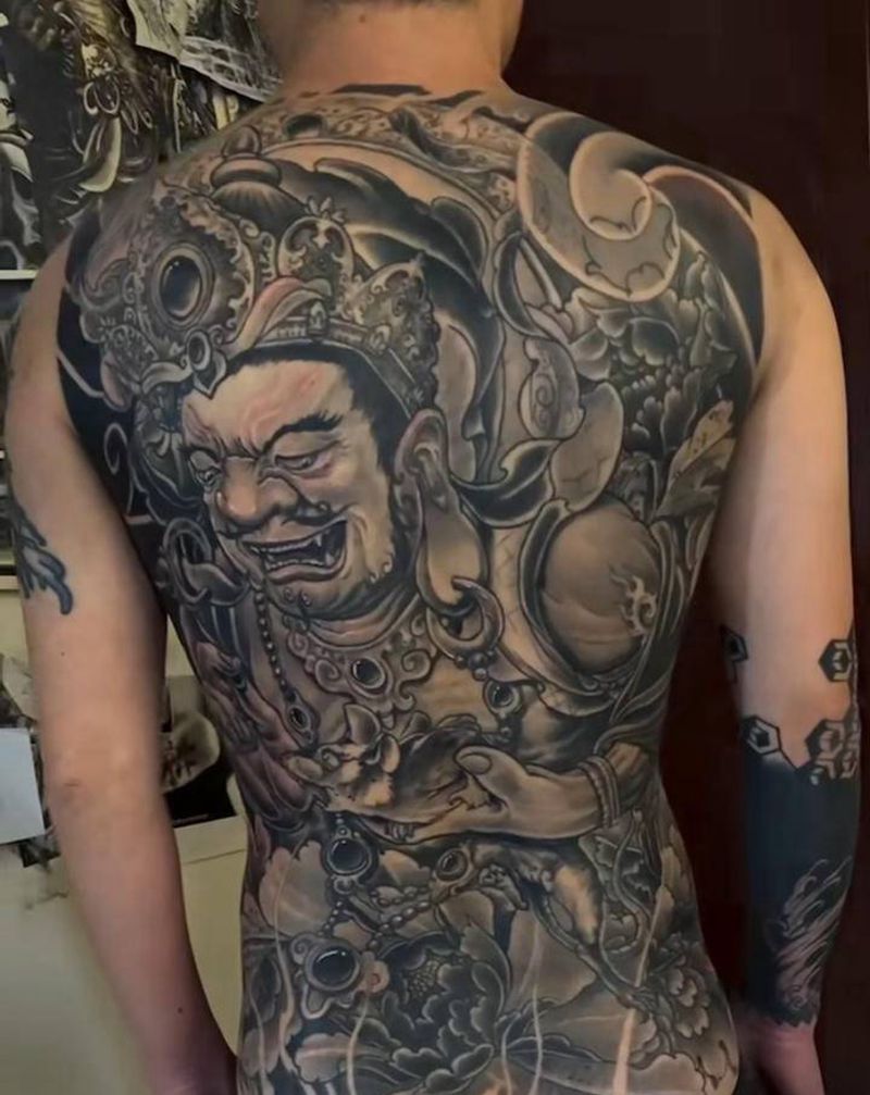 黄财神满背纹身图片_背部新传统纹身图案