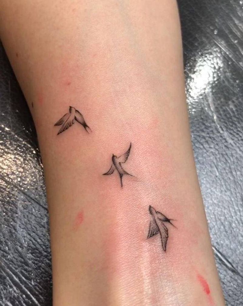 燕子纹身图片_水彩纹身图案