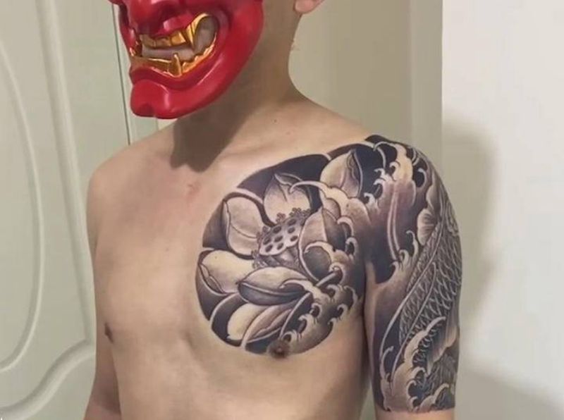 半甲荷花鲤鱼纹身图片_肩部胸部新传统纹身图案