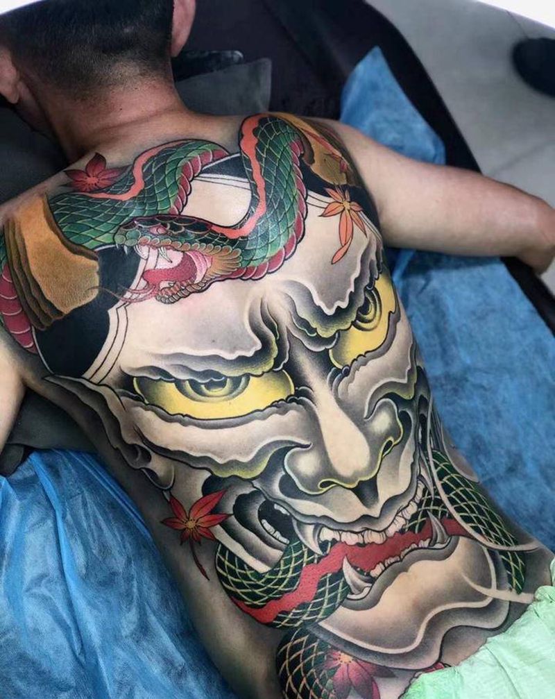 般若与蛇纹身图片_背部老传统纹身图案