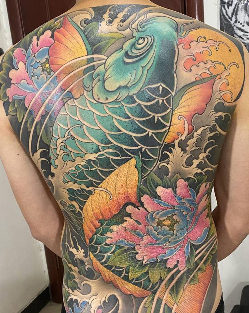 招财鱼纹身图片_背部新传统纹身图案