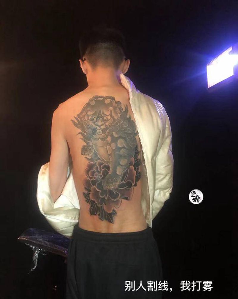 打雾纹身图片_背部纹身图案