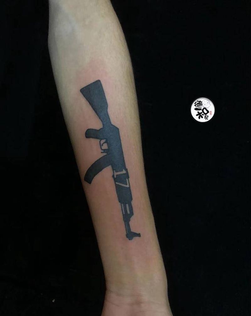 枪纹身图片_图腾纹身图案