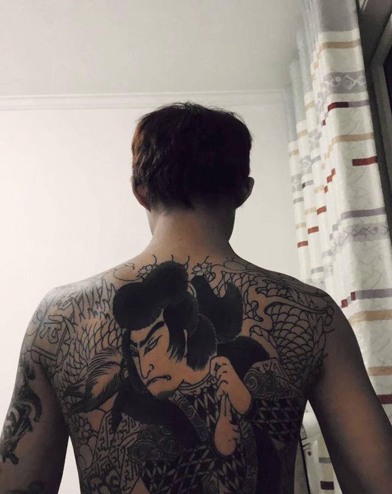 背纹身图片_老传统纹身图案