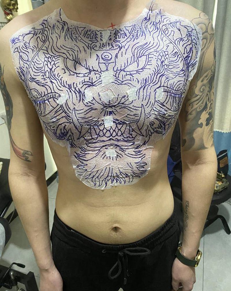 花胸龙头纹身图片_胸部新传统纹身图案