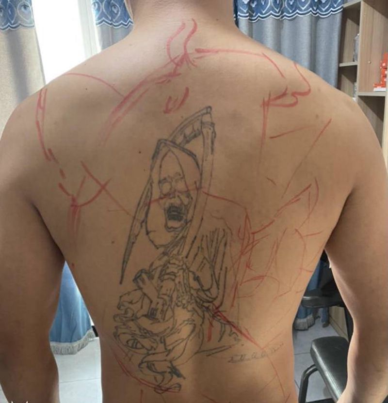 遮盖骷髅纹身图片_背部新传统纹身图案