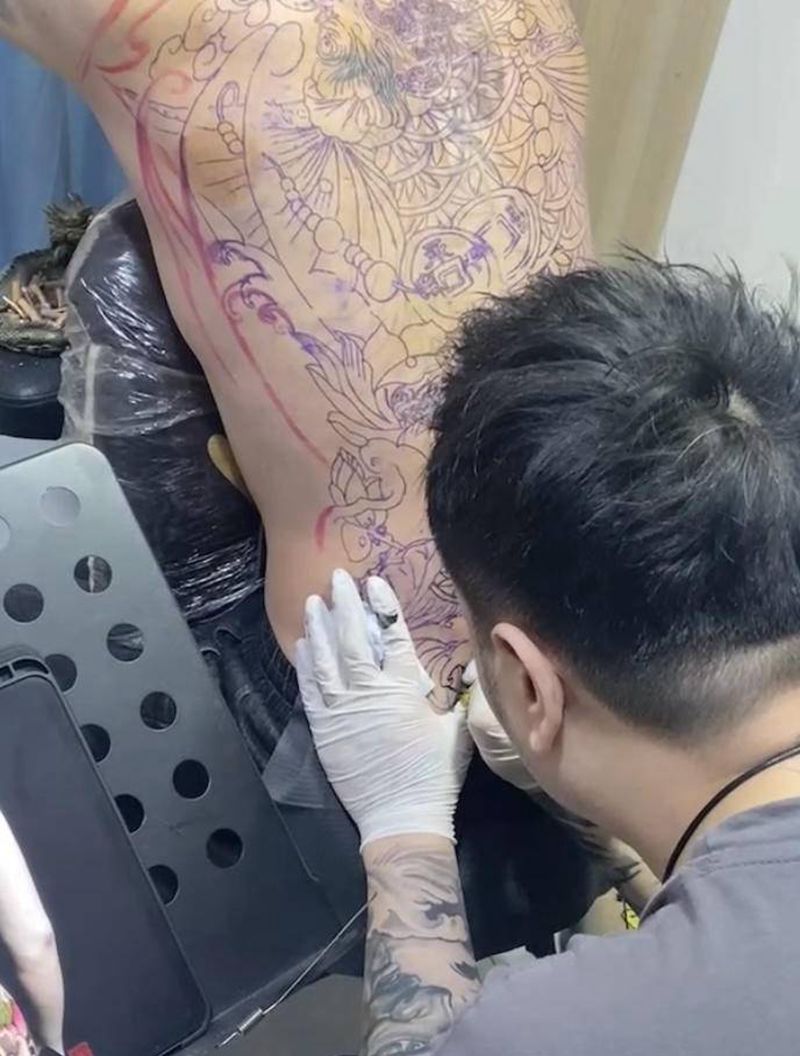 龙鱼遮盖作品纹身图片_背部新传统纹身图案