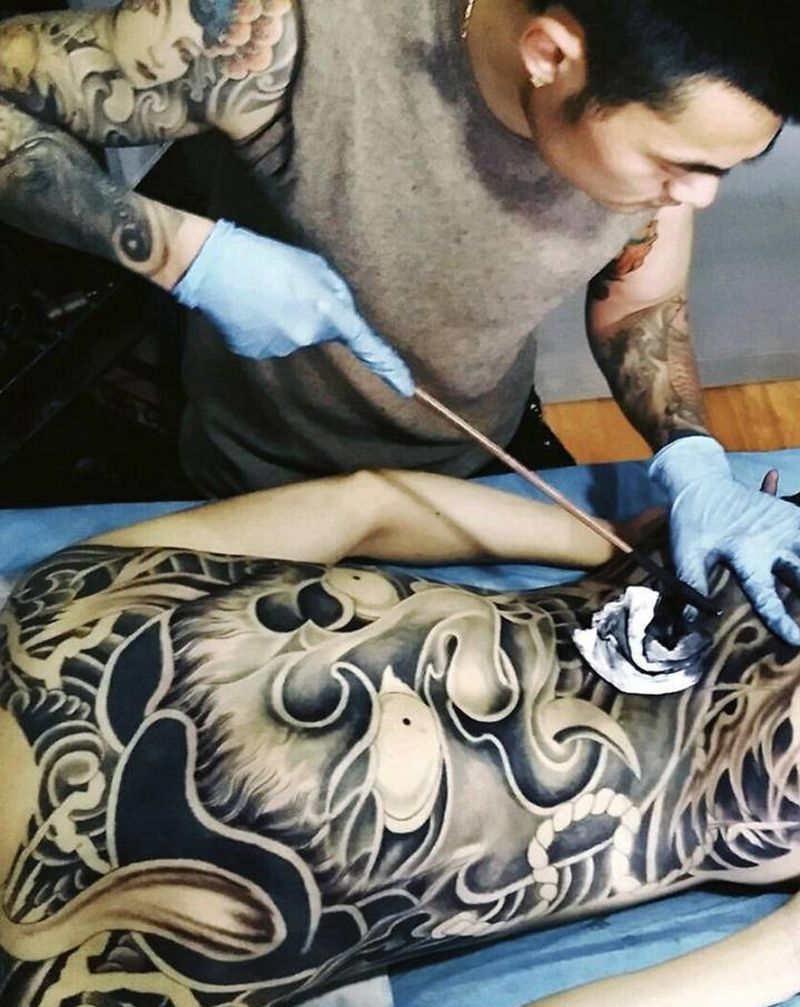 老传统手彫纹身图片_背部老传统纹身图案