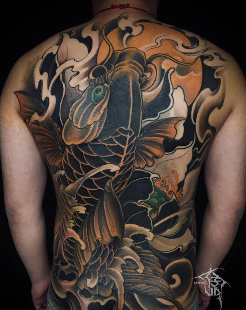 彩色满背鲤鱼纹身图片_背部新传统纹身图案