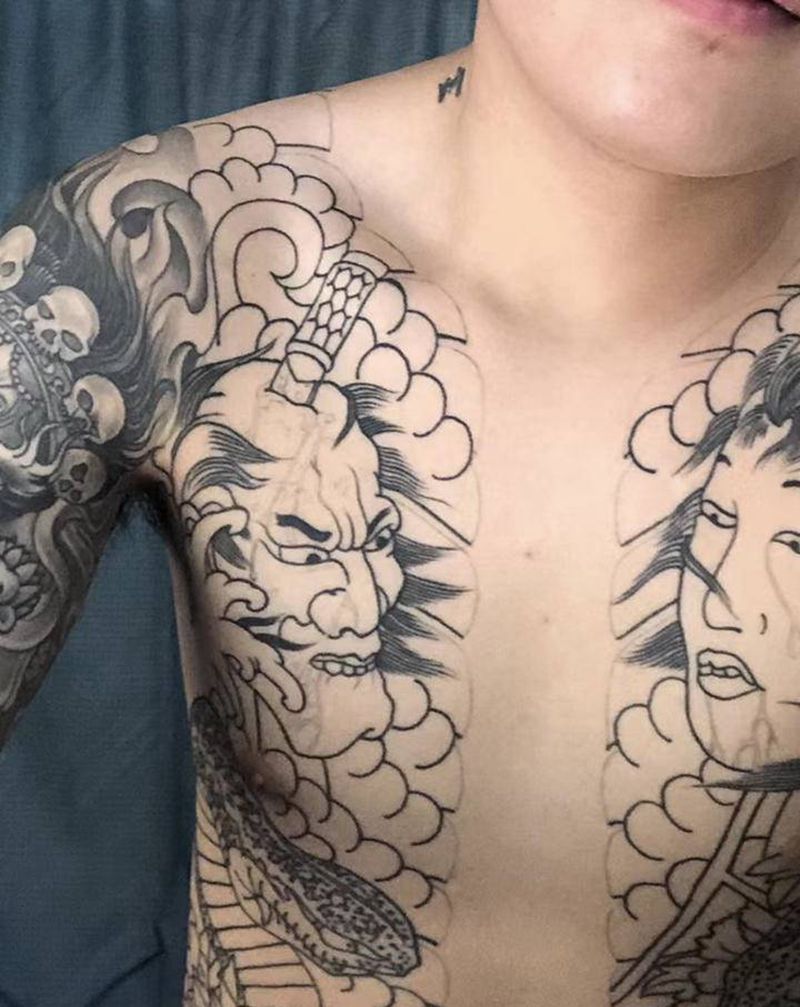 恢复后的大臂和没做完的开衫纹身图片_老传统纹身图案