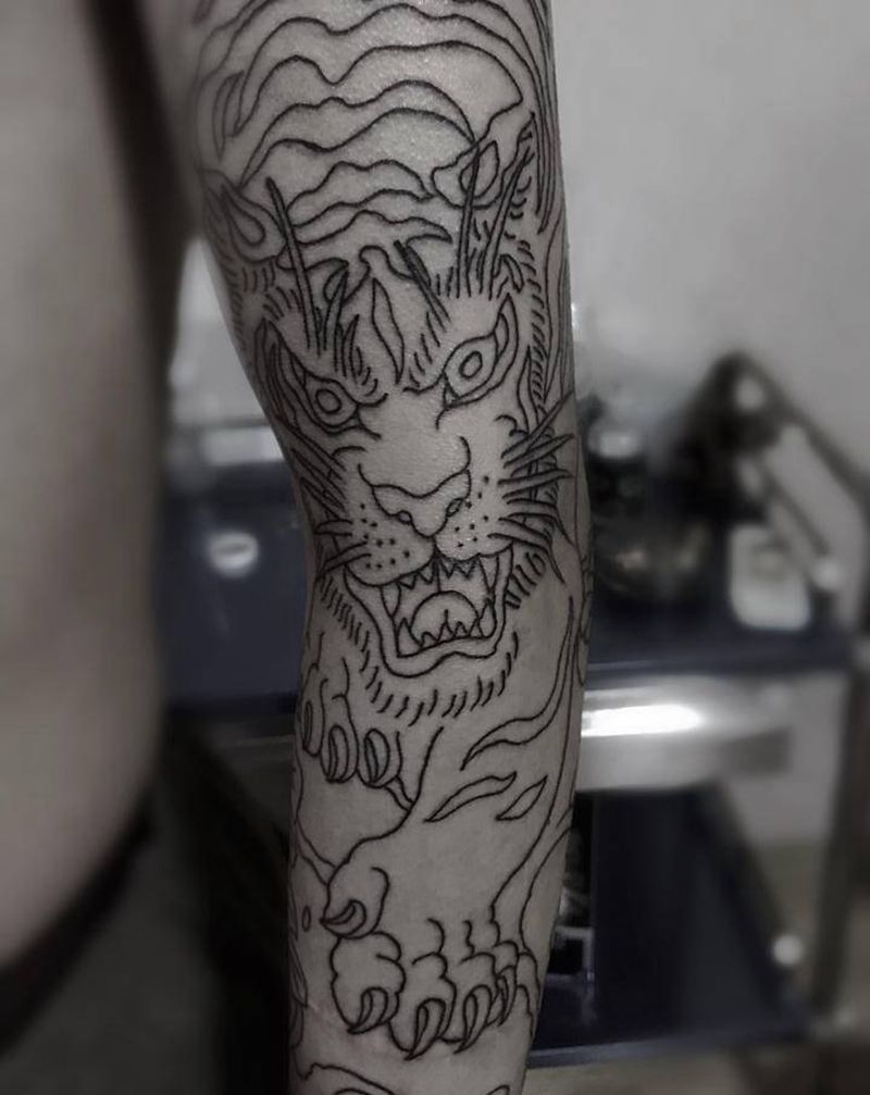 花臂猛虎下山线条完成纹身图片_手臂老传统纹身图案