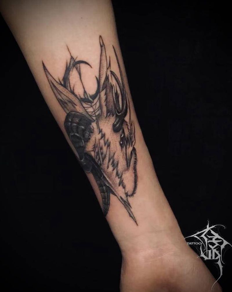 半鹿头半羊头骨纹身图片_手臂点刺纹身图案