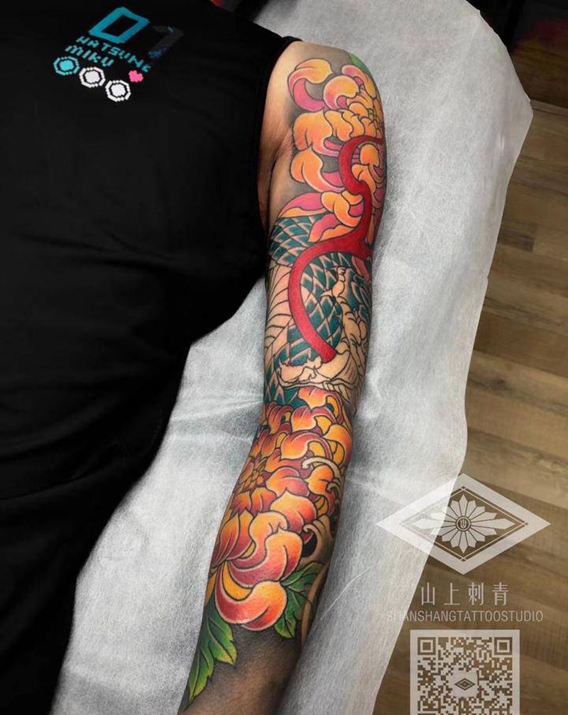 蛇与菊纹身图片_手臂老传统日式纹身图案