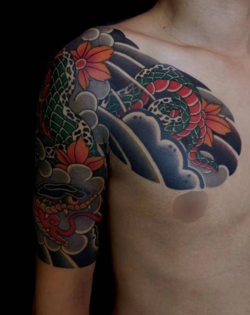 半甲双蛇纹身图片_手臂胸部老传统日式纹身图案