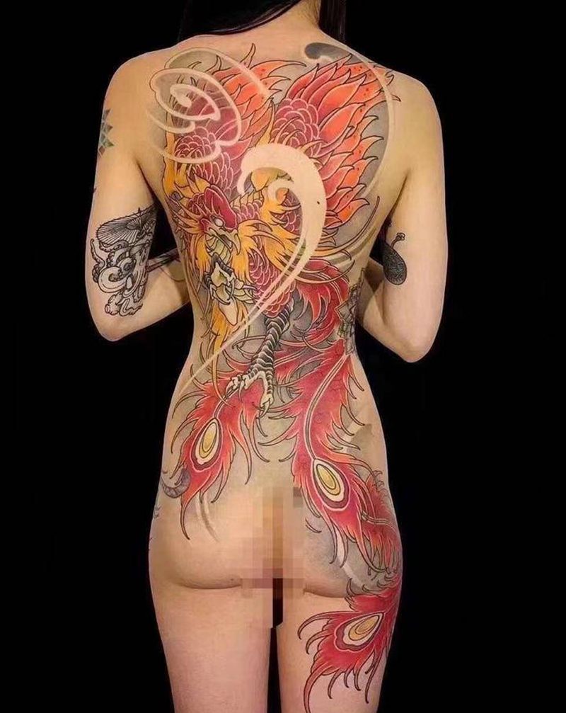 凤凰女满背纹身图片_背部新传统老传统纹身图案