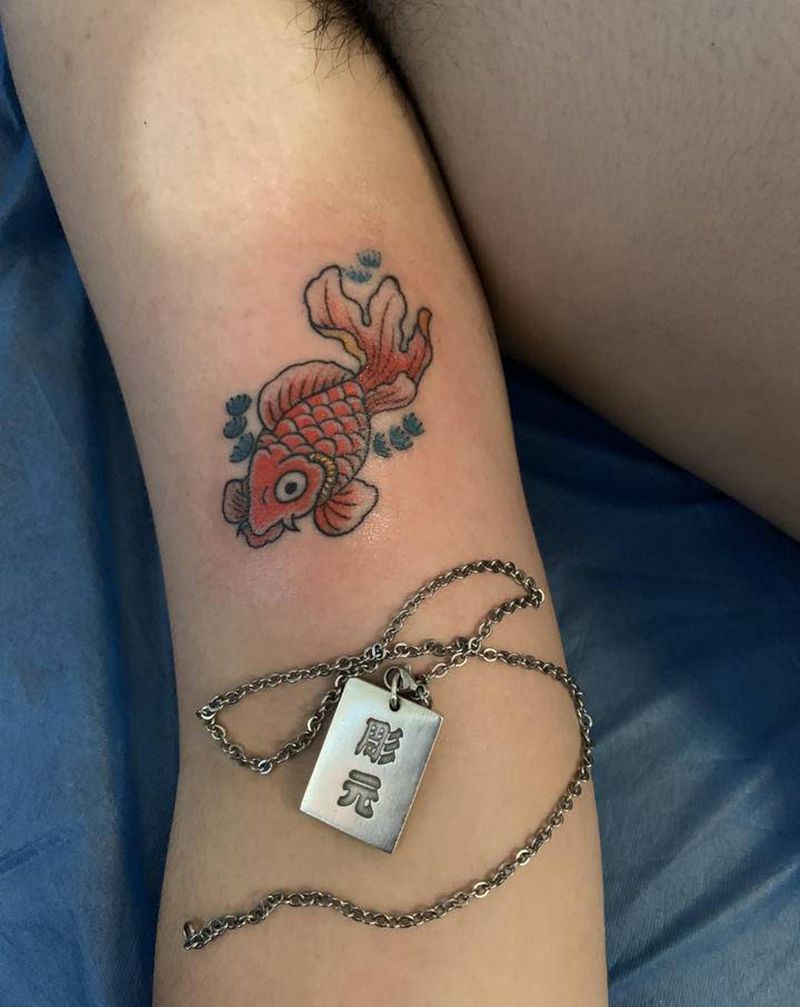 小鱼纹身图片_手臂老传统纹身图案