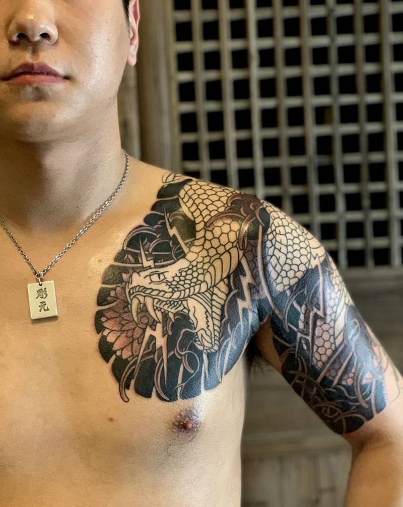 半甲纹身图片_胸部手臂老传统纹身图案