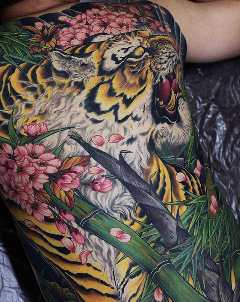 满背虎纹身图片_背部新传统老传统纹身图案