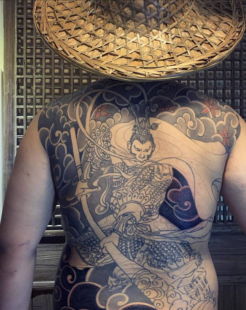 接力纹身图片_背部纹身图案