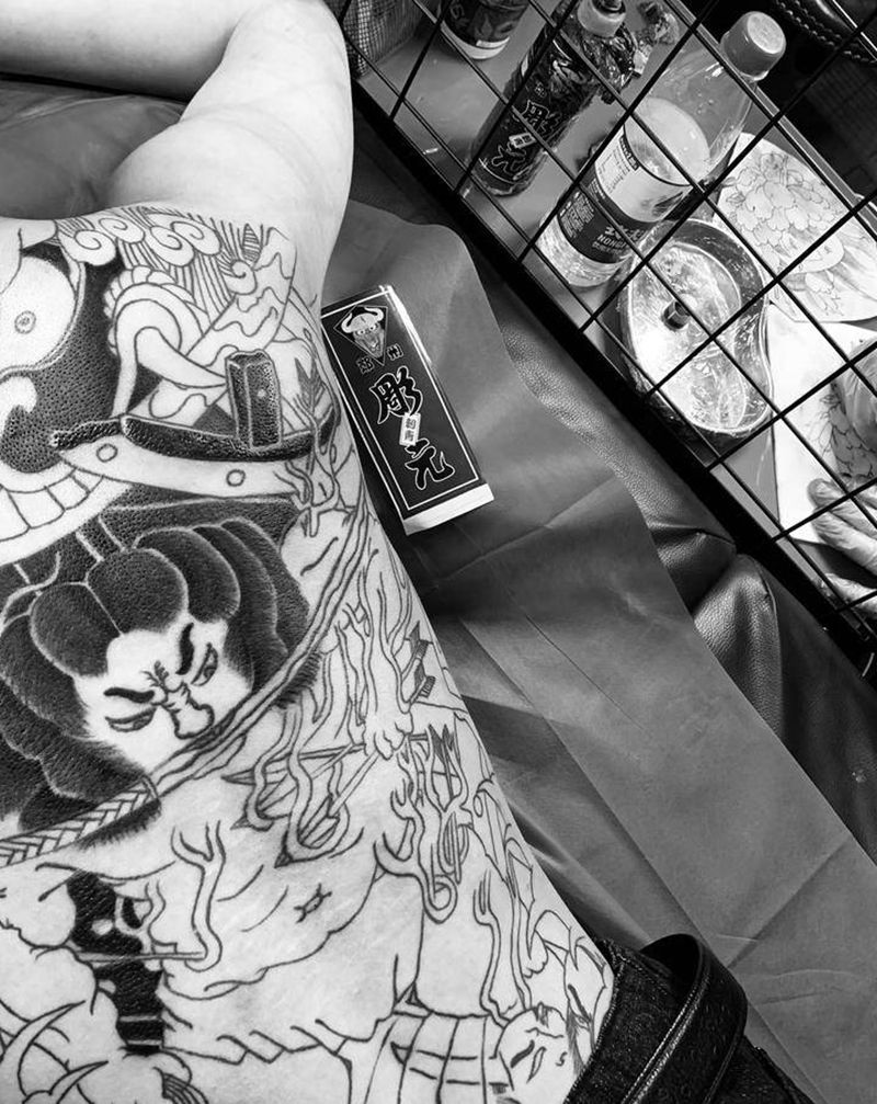 接力艺术纹身图片_背部老传统纹身图案