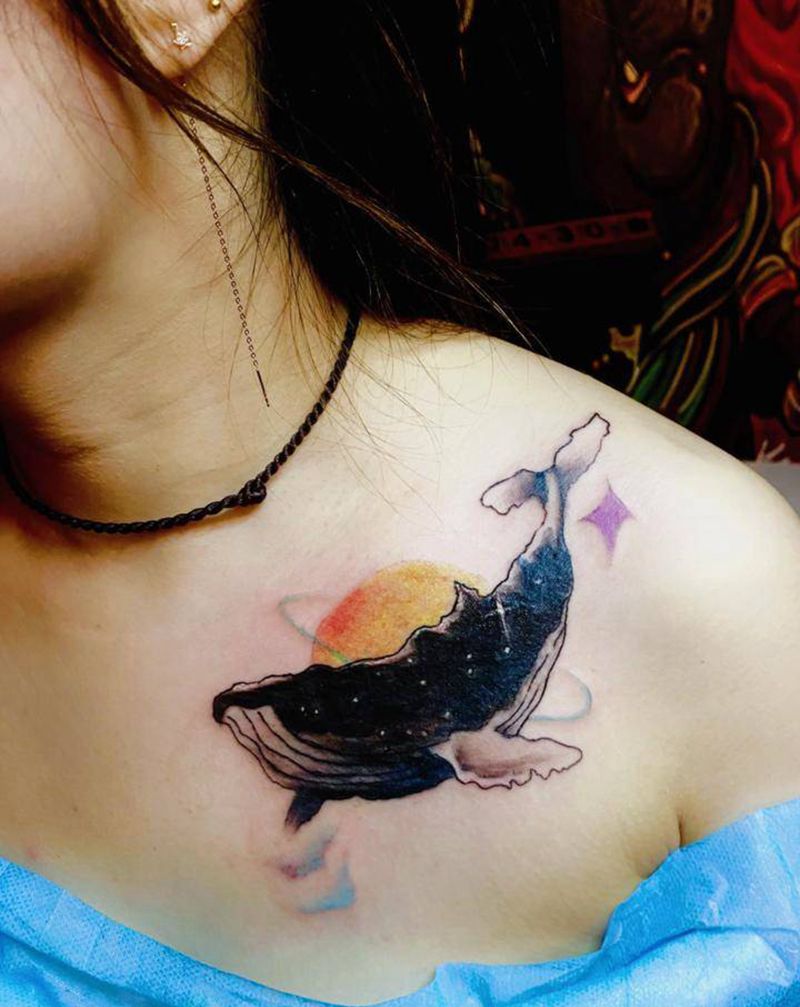 鲸鱼纹身图片_肩部胸部鲸鱼锁骨小清新纹身图案