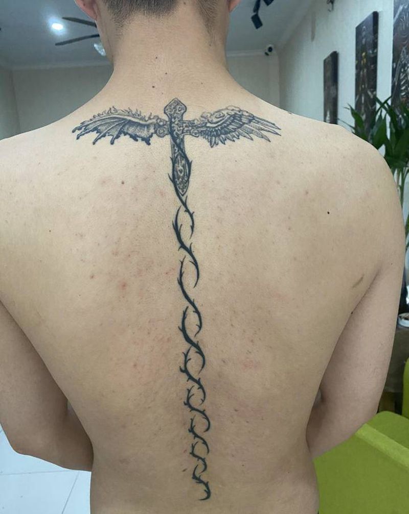 守护纹身图片_背部花体字纹身图案