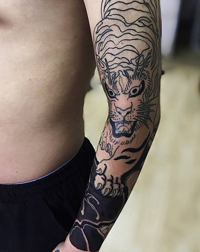 花臂打雾局部纹身图片_手臂老传统纹身图案