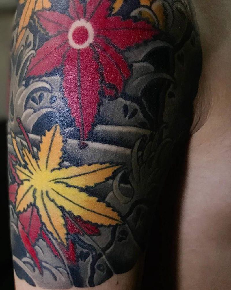 恢复了两年的效果 传统大臂枫叶纹身图片_手臂老传统纹身图案