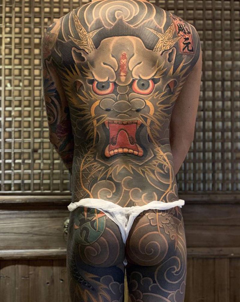 龍纹身图片_背部臀部老传统纹身图案