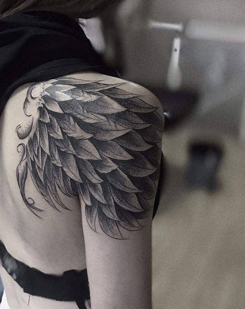 手绘翅膀设计纹身图片_手臂肩部点刺纹身图案
