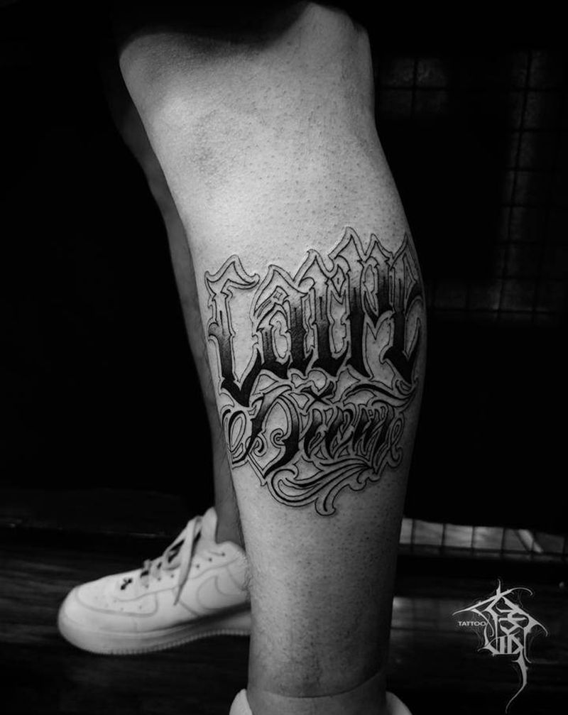 花体英文纹身图片_腿部花体字纹身图案