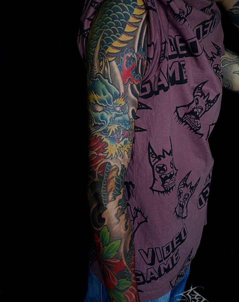 彩色龙花臂纹身图片_手臂新传统纹身图案