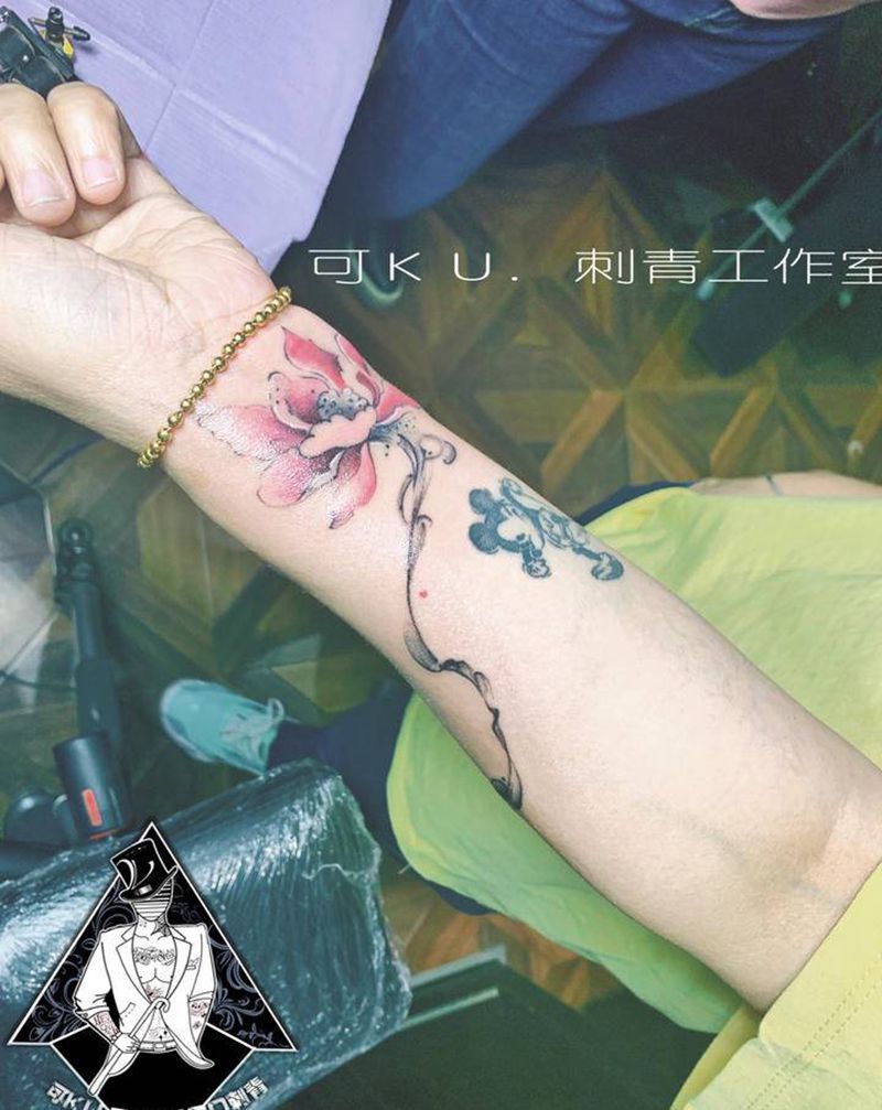 莲花纹身图片_手臂手部水彩水墨纹身图案