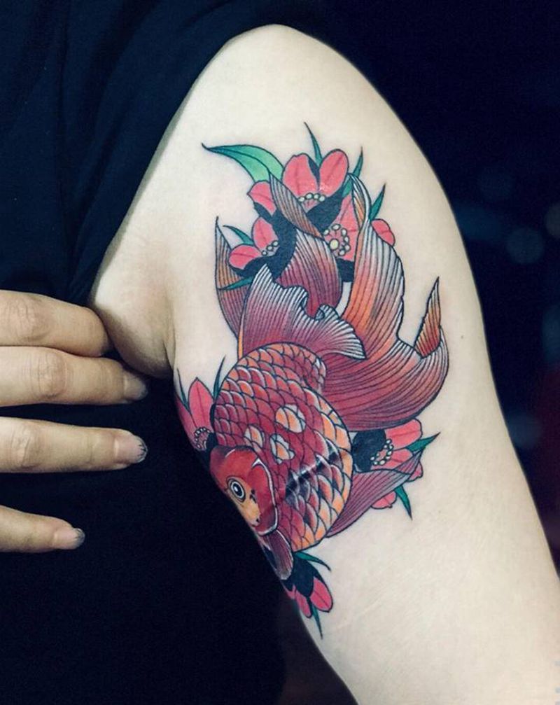 金鱼纹身图片_手臂新传统纹身图案