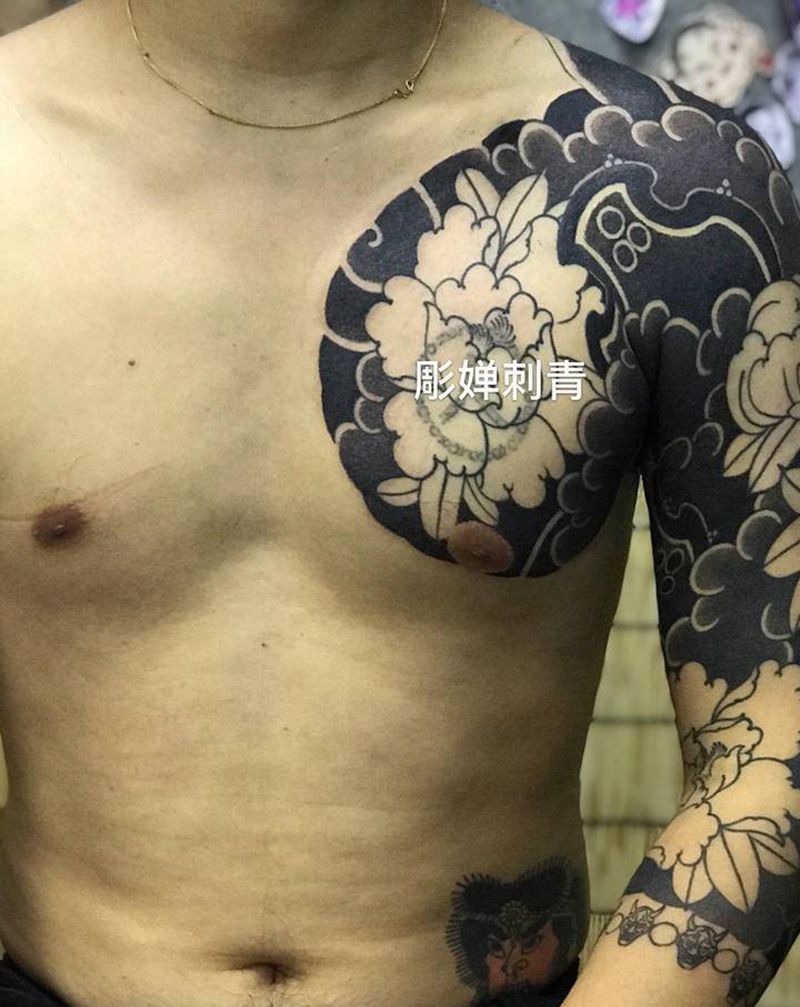 老传统牡丹七分臂纹身图片_手臂老传统纹身图案