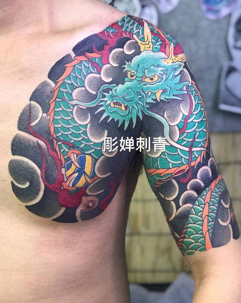 老传统龙半甲纹身图片_肩部老传统纹身图案